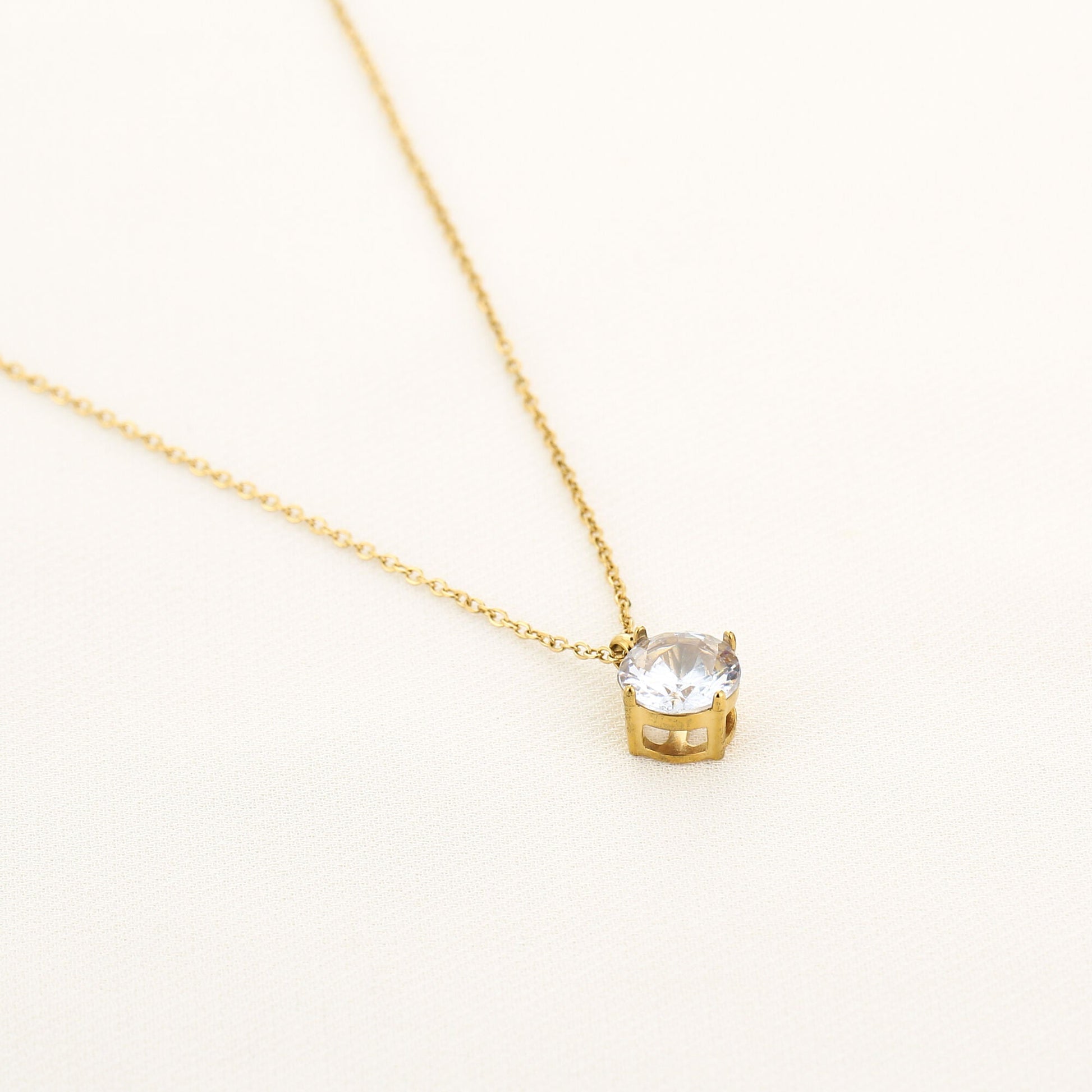 Crystal Solitaire Necklace Gold - detailfoto