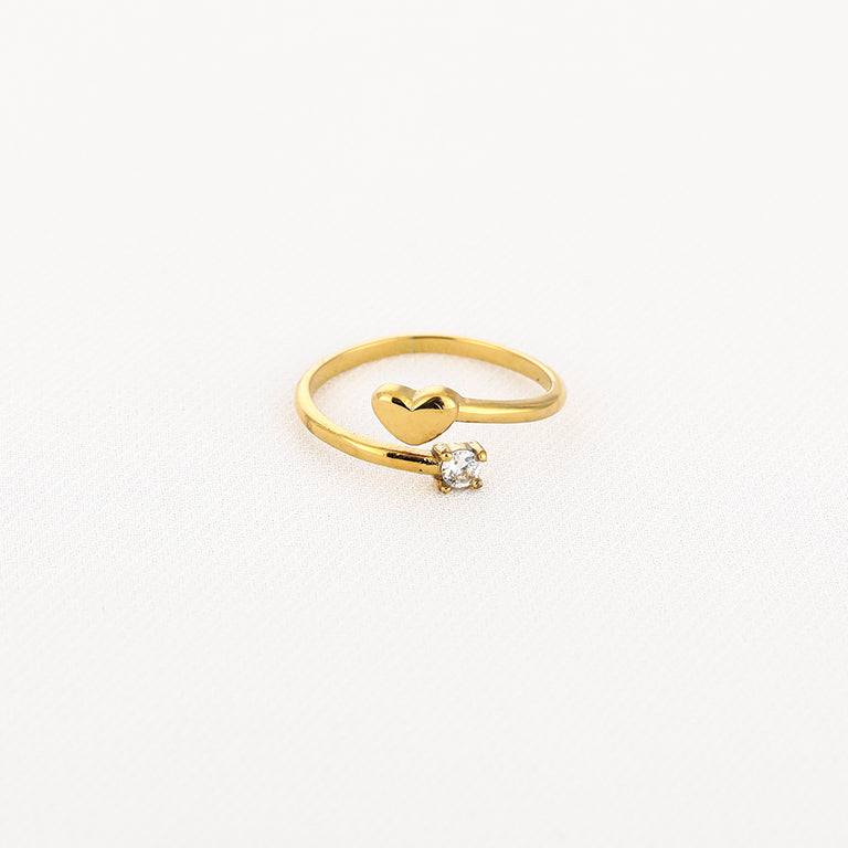 Goudkleurige open ring met hartje en sprankelend steentje