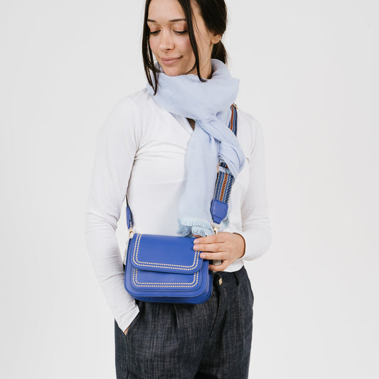 Daisy Bag Cobalt - gedragen over schouder
