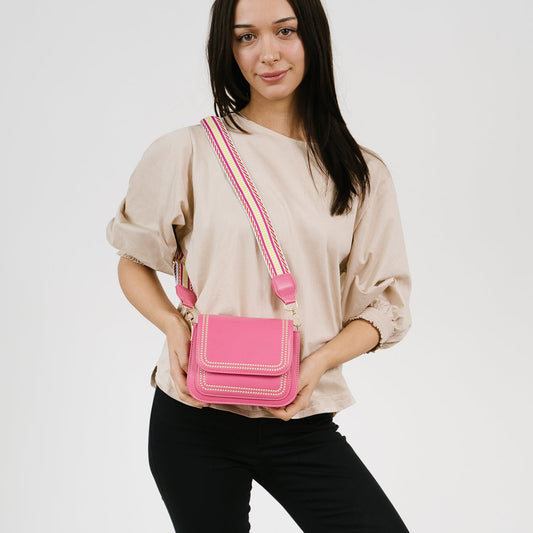 Daisy Bag Fuchsia - gedragen crossbody